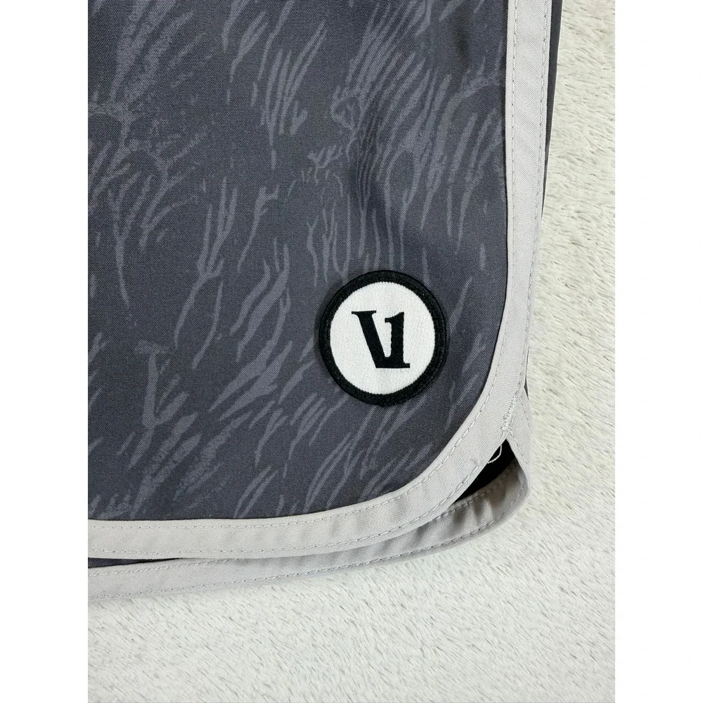 Vuori Cruise Boardshorts Mens Charcoal Grey Abstract Print Swim Trunks V314